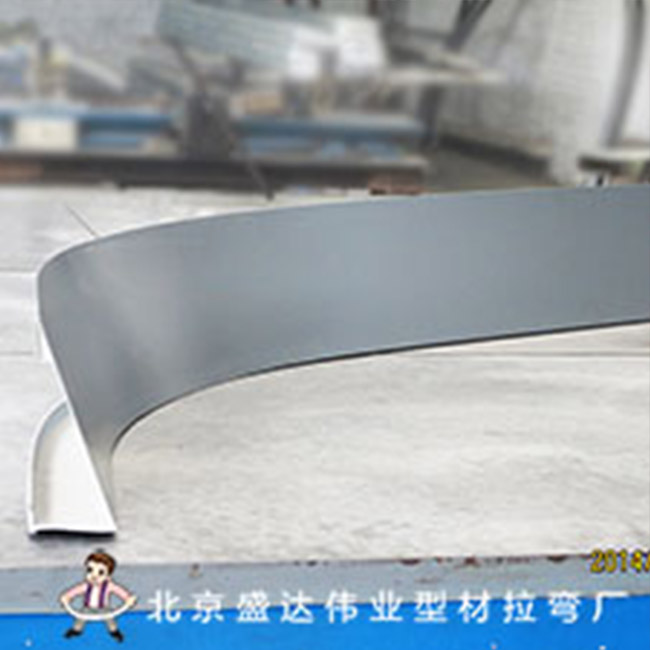 異型幕墻扣蓋帶直線(xiàn)段拉彎